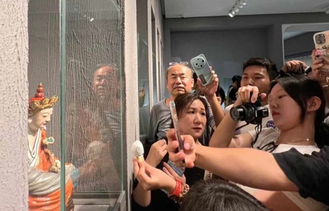 Rất nhiều khách đến tham quan, check-in với bức tượng mô phỏng vị La Hán Rất nhiều khách đến tham quan, check-in với bức tượng mô phỏng vị La Hán Trầm Tư - Ảnh: Sohu