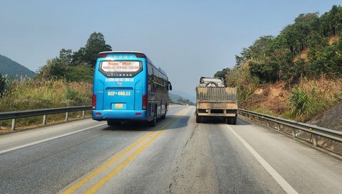 Xây dựng giáo trình kỹ thuật lái xe trên đường cao tốc phân kỳ đầu tư- Ảnh 1. Xe khách vượt xe tải ở đoạn đường cấm vượt trên cao tốc Nội Bài - Lào Cai, đoạn 2 làn xe - Ảnh: TUẤN PHÙNG