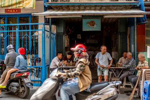 The New York Times và hành trình tìm kiếm quán cà phê ngon nhất Sài Gòn- Ảnh 1. Cà phê Cheo Leo, một trong những quán cà phê lâu đời nhất ở Sài Gòn, phục vụ cà phê từ thập niên 1930 - Ảnh: Justin Mott