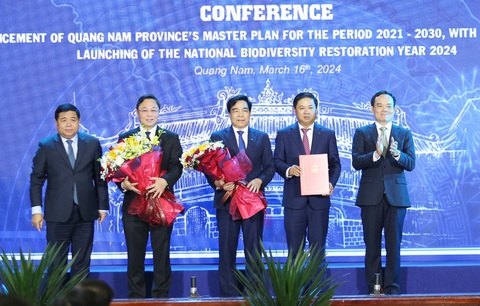 Quảng Nam phấn đấu đến năm 2050 là thành phố trực thuộc trung ương- Ảnh 2. Phó thủ tướng Trần Lưu Quang trao quyết định phê duyệt quy hoạch tỉnh cho lãnh đạo Quảng Nam - Ảnh: LÊ TRUNG