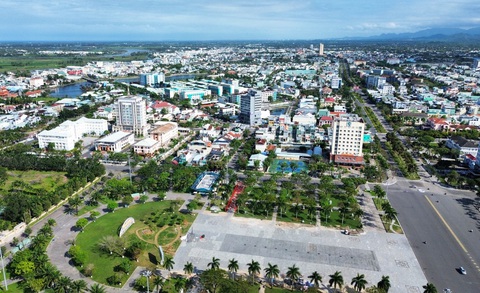 Quảng Nam phấn đấu đến năm 2050 là thành phố trực thuộc trung ương- Ảnh 3. Tỉnh Quảng Nam phấn đấu đến năm 2050 trở thành thành phố trực thuộc trung ương. Trong ảnh là đô thị Tam Kỳ - Ảnh: LÊ TRUNG