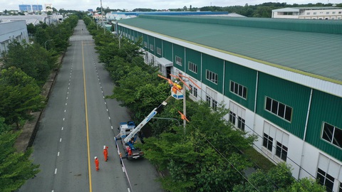 Mùa nắng nóng, dùng điện tiết kiệm, tránh hóa đơn tiền điện tăng cao- Ảnh 2. Tập đoàn Điện lực Việt Nam (EVN) đã triển khai hàng loạt các giải pháp với mục tiêu đảm bảo vận hành và cung ứng điện mùa khô cũng như cả năm 2024 - Ảnh: EVNSPC