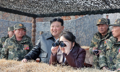 Ông Kim Jong Un cùng con gái Kim Jung Ae thị sát buổi diễn tập của quân đội Triều Tiên ngày 15-3 - Ảnh: KCNA Ông Kim Jong Un cùng con gái Kim Jung Ae thị sát buổi diễn tập của quân đội Triều Tiên ngày 15-3 - Ảnh: KCNA