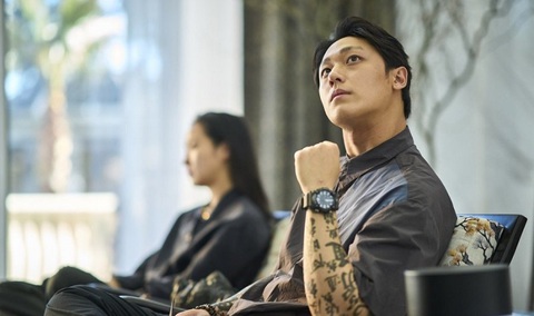 Lee Do Hyun thay đổi thế nào trong Exhuma Quật mộ trùng ma?- Ảnh 1. Tạo hình của Lee Do Hyun trong phim điện ảnh Exhuma - Ảnh: Soompi