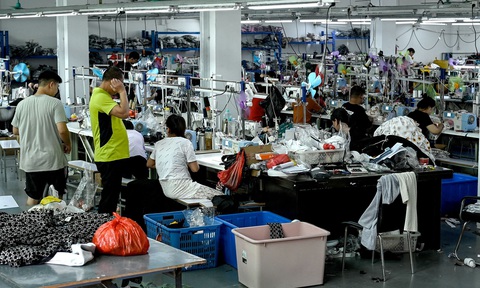 Pháp mạnh tay với thời trang nhanh, giá rẻ Trung Quốc- Ảnh 2. Công nhân sản xuất quần áo tại một nhà máy may cung cấp cho hãng thời trang Shein ở tỉnh Quảng Đông, phía nam Trung Quốc, tháng 7-2022 - Ảnh: AFP