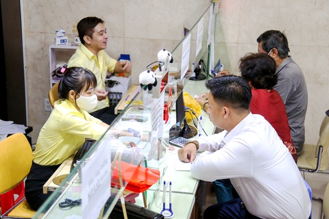 Khách hàng giao dịch vàng miếng tại SJC - Ảnh: PHƯƠNG QUYÊN Khách hàng giao dịch vàng miếng tại SJC - Ảnh: PHƯƠNG QUYÊN