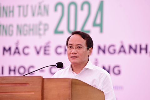 Người nóng tính, cộc cằn học ngành bác sĩ được không?- Ảnh 2. Nhà báo Nguyễn Hoàng Nguyên - phó tổng biên tập báo Tuổi Trẻ, phát biểu trong buổi tư vấn tuyển sinh - hướng nghiệp tại Cà Mau sáng nay - Ảnh: DUYÊN PHAN