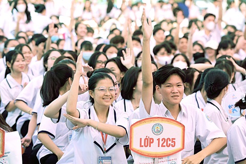 Học sinh giơ tay đặt câu hỏi cho ban tư vấn tại chương trình - Ảnh: DUYÊN PHAN Học sinh giơ tay đặt câu hỏi cho ban tư vấn tại chương trình - Ảnh: DUYÊN PHAN
