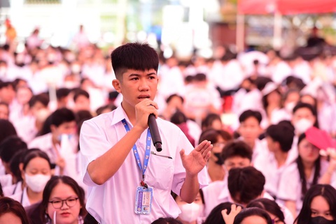 Người nóng tính, cộc cằn học ngành bác sĩ được không?- Ảnh 5. Học sinh đặt câu hỏi với ban tư vấn tại chương trình tư vấn tuyển sinh - hướng nghiệp tại Cà Mau sáng 16-3 - Ảnh: DUYÊN PHAN