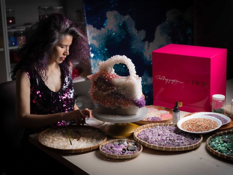 Hành trình 'hô biến' túi hàng hiệu thành tác phẩm nghệ thuật Lady Cloud của Tia-Thủy Nguyễn- Ảnh 3. Tia-Thủy Nguyễn cùng quá trình thực hiện chiếc túi Lady Cloud