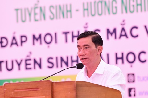 Người nóng tính, cộc cằn học ngành bác sĩ được không?- Ảnh 3. TS Lê Hoàng Dự - phó giám đốc Sở Giáo dục và Đào tạo Cà Mau - cho rằng chương trình tư vấn tuyển sinh - hướng nghiệp của báo Tuổi Trẻ là chương trình có quy mô lớn nhất, uy tín và rất bổ ích với học sinh - Ảnh: DUYÊN PHAN