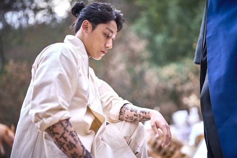 Lee Do Hyun thay đổi thế nào trong Exhuma Quật mộ trùng ma?- Ảnh 2. Lee Do Hyun có nhiều cảnh ghê rợn trong Exhuma - Ảnh: Soompi