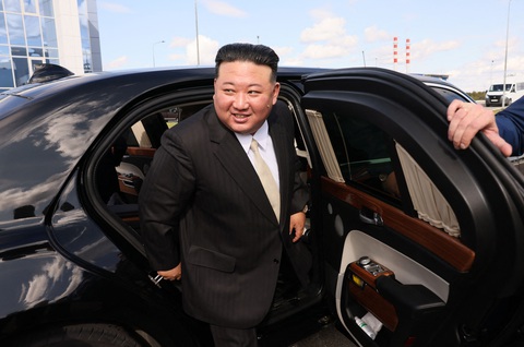Ông Kim Jong Un từng có cơ hội trải nghiệm chiếc Aurus Senat trong chuyến công du đến Nga hồi tháng 9-2023 - Ảnh: AFP Ông Kim Jong Un từng có cơ hội trải nghiệm chiếc Aurus Senat trong chuyến công du đến Nga hồi tháng 9-2023 - Ảnh: AFP
