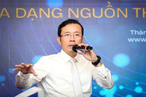 Báo chí cần tạo đột phá nguồn thu từ các nền tảng mạng xã hội- Ảnh 4. Phó tổng biên tập báo Tuổi Trẻ Trần Xuân Toàn trao đổi tại phiên thảo luận - Ảnh: PHƯƠNG QUYÊN