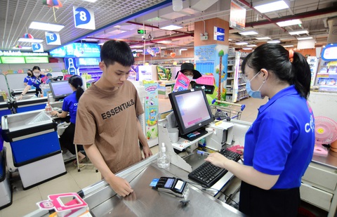 Người dân đã quen dần với việc thanh toán bằng thẻ tín dụng - Ảnh: QUANG ĐỊNH Nhiều người có trong ví cả chục chiếc thẻ ở nhiều ngân hàng mà không xài đến - Ảnh minh họa: QUANG ĐỊNH
