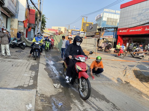Người dân té nhào vì tấm thép lót công trình đường Võ Văn Ngân- Ảnh 3. Chiều 16-3, đơn vị thi công hàn thêm các thanh thép ngang chồng lên các tấm thép, xử lý chắc chắn lại để tránh tình trạng trơn trượt khi đi qua - Ảnh: TIẾN QUỐC