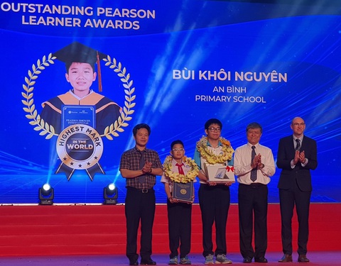 Gần 1.000 học sinh TP.HCM nhận chứng chỉ Pearson Edexcel- Ảnh 1. Bùi Khôi Nguyên, học sinh Trường tiểu học An Bình, TP Thủ Đức (thứ hai từ trái sang), đạt điểm toán tiểu học cao nhất thế giới và Lê Đình Trung Hiếu, học sinh Trường trung học Thực hành Sài Gòn, quận 5 (thứ ba từ phải sang), đạt thành tích cao nhất Việt Nam ở cả 2 môn toán và khoa học - Ảnh: H.HG.