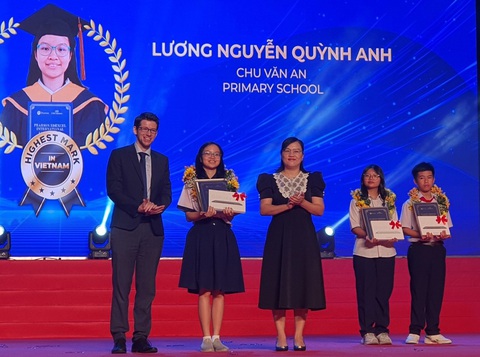 Gần 1.000 học sinh TP.HCM nhận chứng chỉ Pearson Edexcel- Ảnh 2. Đại diện EMG Education và bà Đinh Việt Nga - chuyên viên văn phòng UBND TP.HCM - trao thưởng cho các học sinh - Ảnh: H.HG.