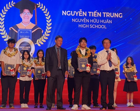 Gần 1.000 học sinh TP.HCM nhận chứng chỉ Pearson Edexcel- Ảnh 3. Đại diện EMG Education và ông Nguyễn Bảo Quốc - phó giám đốc Sở GD-ĐT TP.HCM - trao thưởng cho các học sinh - Ảnh: H.HG.