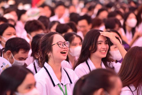 Sáng nay 16-3, tư vấn tuyển sinh - hướng nghiệp tại Cà Mau- Ảnh 1. Học sinh tham dự chương trình tư vấn tuyển sinh - hướng nghiệp tại Trường THPT Trần Văn Thời, huyện Trần Văn Thời, Cà Mau sáng 16-3 - Ảnh: DUYÊN PHAN