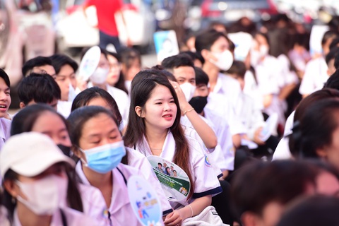 Sáng nay 16-3, tư vấn tuyển sinh - hướng nghiệp tại Cà Mau- Ảnh 3. Học sinh tham dự chương trình tư vấn tuyển sinh - hướng nghiệp tại Trường THPT Trần Văn Thời, huyện Trần Văn Thời, Cà Mau sáng 16-3 - Ảnh: DUYÊN PHAN