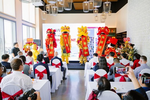 Wink Hotel Tuy Hoa Beach chính thức khai trương- Ảnh 1. Buổi lễ có sự tham gia của các lãnh đạo cùng với các đại diện báo đài.