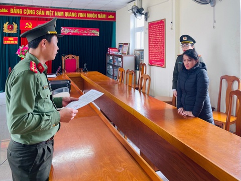 Khởi tố nữ cán bộ tín dụng tổ chức môi giới đưa người ra nước ngoài trái phép- Ảnh 1. Trương Thị Mai Ca nghe tống đạt quyết định khởi tố - Ảnh: CACC
