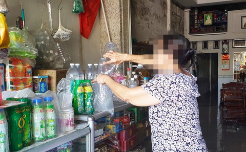 Chủ một tiệm tạp hóa ở Cà Mau cho biết muốn mua bao nhiêu rượu cũng có, chỉ cần khách đợi khoảng 15 phút họ sẽ đi lấy mang về - Ảnh: TH.HUYỀN Chủ một tiệm tạp hóa ở Cà Mau cho biết muốn mua bao nhiêu rượu cũng có, chỉ cần khách đợi khoảng 15 phút họ sẽ đi lấy mang về - Ảnh: TH.HUYỀN