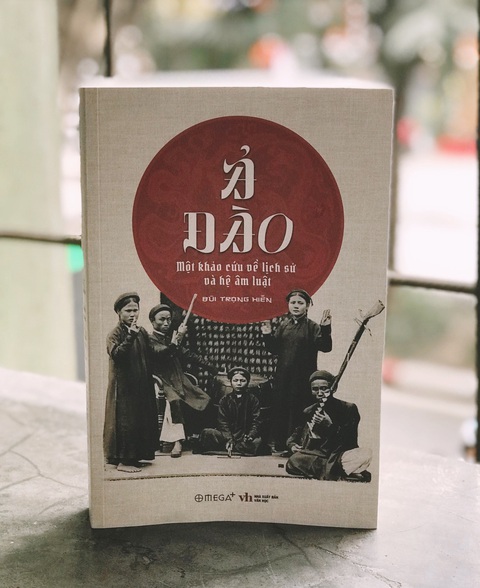 Cuốn khảo cứu về ả đào của nhà nghiên cứu Bùi Trọng Hiền là kết quả suốt 9 năm nghiên cứu, dày gần 600 trang - Ảnh: ĐẬU DUNG Cuốn khảo cứu về ả đào của nhà nghiên cứu Bùi Trọng Hiền là kết quả suốt 9 năm nghiên cứu, dày gần 600 trang - Ảnh: ĐẬU DUNG