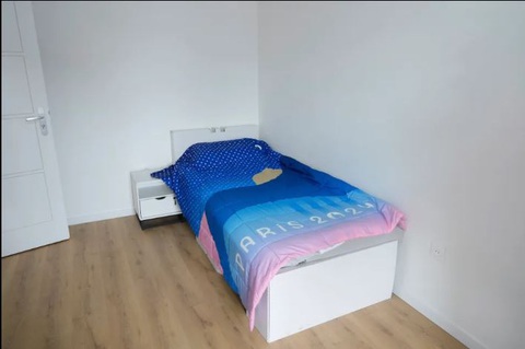 Ban tổ chức Olympic Paris dỡ bỏ 'lệnh cấm thân mật' và cấp 300.000 bao cao su miễn phí- Ảnh 1. Giường ngủ của vận động viên ở Olympic Paris 2024 có thể chịu được trọng lượng lên đến 250kg - Ảnh: Getty