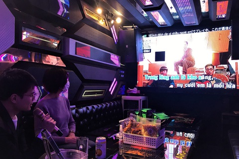 Cha đẻ karaoke qua đời: Biến ý tưởng nhỏ bé thành biểu tượng văn hóa- Ảnh 4. Karaoke từ lâu đã trở thành một phần đời sống Việt Nam - Ảnh: KokoroVJ
