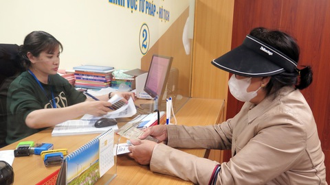 Cán bộ UBND phường Thượng Đình (quận Thanh Xuân, Hà Nội) tiếp nhận thông tin để thao tác thủ tục hành chính qua dữ liệu điện tử - Ảnh: Q.THẾ Cán bộ UBND phường Thượng Đình (quận Thanh Xuân, Hà Nội) tiếp nhận thông tin để thao tác thủ tục hành chính qua dữ liệu điện tử - Ảnh: Q.THẾ