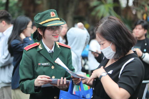 Bạn Phương Anh đang tư vấn giúp phụ huynh hiểu hơn về Học viện khoa học quân sự - Ảnh: DANH KHANG Bạn Phương Anh đang tư vấn giúp phụ huynh hiểu hơn về Học viện Khoa học quân sự - Ảnh: DANH KHANG