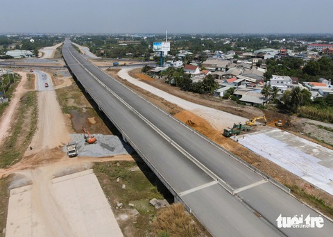 Cao tốc Bến Lức - Long Thành sẽ thông xe đoạn nào vào tháng 10-2024?- Ảnh 1. Cao tốc Bến Lức - Long Thành có 4 làn xe chạy, 2 làn khẩn cấp, được thiết kế theo tiêu chuẩn cao tốc loại A, vận tốc tối đa 120km/h - Ảnh: ĐỨC PHÚ