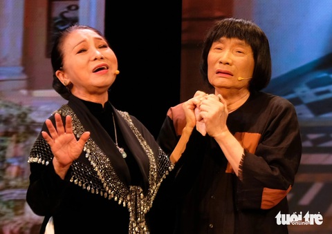 Nghệ sĩ Bạch Tuyết (bìa trái, vai cô Lựu) và Minh Vương (vai Võ Minh Luân) trong trích đoạn Đời cô Lựu - Ảnh: LINH ĐOAN Nghệ sĩ Bạch Tuyết (vai cô Lựu) và Minh Vương (vai Võ Minh Luân) trong trích đoạn Đời cô Lựu - Ảnh: LINH ĐOAN