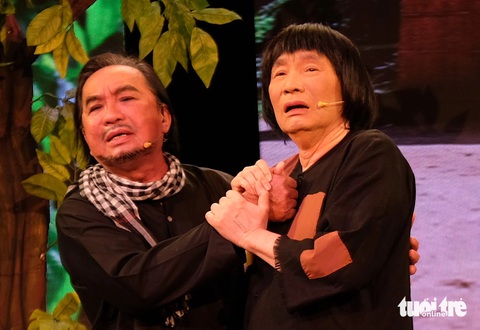 Nghệ sĩ Thanh Tuấn (bìa trái, vai Võ Minh Thành) và Minh Vương (vai Võ Minh Luân) trong Đời cô Lựu - Ảnh: LINH ĐOAN Nghệ sĩ Thanh Tuấn (trái, vai Võ Minh Thành) và Minh Vương (vai Võ Minh Luân) trong Đời cô Lựu - Ảnh: LINH ĐOAN