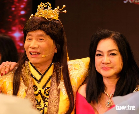 Bà xã nghệ sĩ Minh Vương lên sân khấu chúc mừng chồng sau đêm diễn - Ảnh: LINH ĐOAN Bà xã nghệ sĩ Minh Vương lên sân khấu chúc mừng chồng sau đêm diễn - Ảnh: LINH ĐOAN