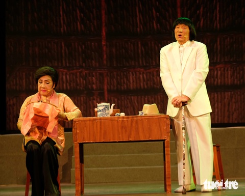Nghệ sĩ Minh Vương (bìa phải, vai Minh) và nghệ sĩ Lệ Thủy (vai Nguyệt) trong trích đoạn Tô Ánh Nguyệt - Ảnh: LINH ĐOAN Nghệ sĩ Minh Vương (vai Minh) và nghệ sĩ Lệ Thủy (vai Nguyệt) trong trích đoạn Tô Ánh Nguyệt - Ảnh: LINH ĐOAN