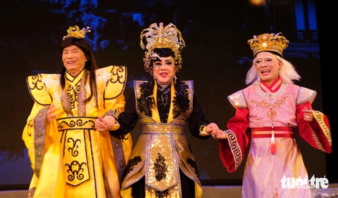 Từ trái qua, Minh Vương, Lệ Thủy và Minh Nhí trong trích đoạn Chung Vô Diệm - Ảnh: LINH ĐOAN Từ trái qua: nghệ sĩ Minh Vương, Lệ Thủy và Minh Nhí trong trích đoạn Chung Vô Diệm - Ảnh: LINH ĐOAN
