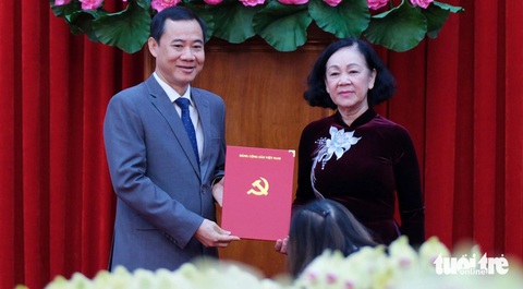 Ông Nguyễn Thái Học làm quyền bí thư Tỉnh ủy Lâm Đồng- Ảnh 1. Bà Trương Thị Mai - ủy viên Bộ Chính trị, thường trực Ban Bí thư, trưởng Ban Tổ chức Trung ương - trao quyết định quyền bí thư Tỉnh ủy Lâm Đồng của Bộ Chính trị cho ông Nguyễn Thái Học - Ảnh: M.V.
