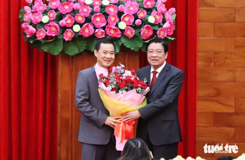 Ông Phan Đình Trạc (bên phải), ủy viên Bộ Chính trị, trưởng Ban Nội chính Trung ương tặng hoa chúc mừng ông Nguyễn Thái Học, quyền bí thư Tỉnh ủy Lâm Đồng - Ảnh: L.A Ông Phan Đình Trạc (bên phải), ủy viên Bộ Chính trị, trưởng Ban Nội chính Trung ương tặng hoa chúc mừng ông Nguyễn Thái Học, quyền bí thư Tỉnh ủy Lâm Đồng - Ảnh: L.A