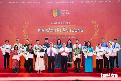 Ban tổ chức trao giải Bìa báo Tết ấn tượng - Ảnh: PHƯƠNG QUYÊN Ban tổ chức trao giải Bìa báo Tết ấn tượng - Ảnh: PHƯƠNG QUYÊN