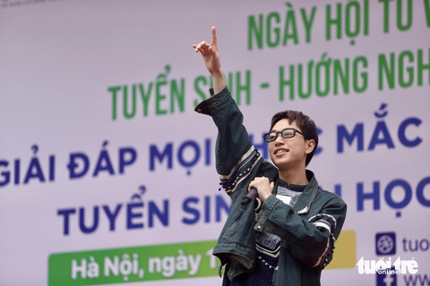 Double2T mang À lôi, Theo anh về bản đến Ngày hội Tư vấn tuyển sinh - Hướng nghiệp 2024 tại Hà Nội - Ảnh: NGUYỄN KHÁNH Double2T mang À lôi, Theo anh về bản đến Ngày hội tư vấn tuyển sinh - hướng nghiệp 2024 tại Hà Nội - Ảnh: NGUYỄN KHÁNH