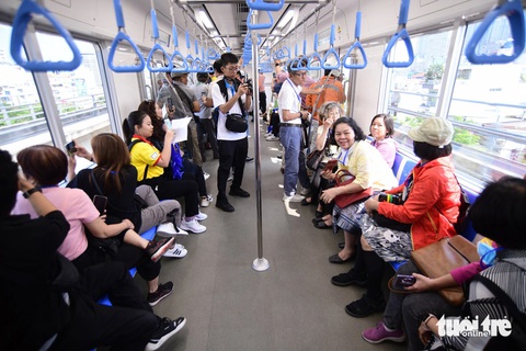TP.HCM và Nhật Bản lập tổ công tác giải quyết vướng mắc metro số 1- Ảnh 1. Người dân trải nghiệm tuyến metro số 1 Bến Thành - Suối Tiên từ ga Bến Thành đến ga Suối Tiên - Ảnh: QUANG ĐỊNH