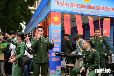 Đi ngày hội tư vấn tuyển sinh xem các 'cô bộ đội' nhảy, nghe hoa hậu Lương Thùy Linh tư vấn- Ảnh 3. Những tiết mục văn nghệ khiến các gian tư vấn tuyển sinh quân sự năm 2024 sôi nổi, gần gũi hơn - Ảnh: NAM TRẦN