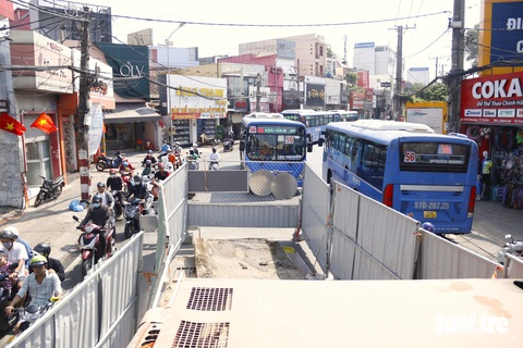 Đơn vị thi công khắc phục, lý giải việc lót tấm thép công trình đường Võ Văn Ngân- Ảnh 4. Lối đi hai bên tại điểm tạo “lô cốt” chỉ đủ lọt 1 chiếc ô tô đi qua, bụi từ công trình đang thi công cũng khiến người dân cảm thấy bất tiện - Ảnh: TIẾN QUỐC
