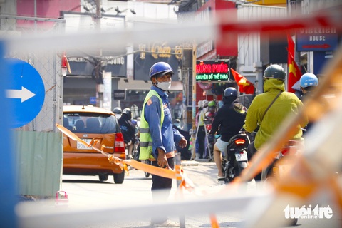 Đơn vị thi công khắc phục, lý giải việc lót tấm thép công trình đường Võ Văn Ngân- Ảnh 5. Nhân viên điều phối giao thông tại các điểm dựng