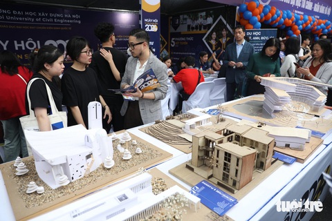 Đi ngày hội tư vấn tuyển sinh xem các 'cô bộ đội' nhảy, nghe hoa hậu Lương Thùy Linh tư vấn- Ảnh 5. Trường đại học xây dựng Hà Nội đem mô hình xây dựng tới ngày hội - Ảnh: DANH KHANG