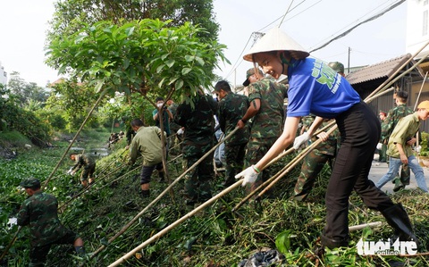 Hoa hậu Liên lục địa Lê Nguyễn Bảo Ngọc dọn rác Chủ nhật xanh- Ảnh 1. Hoa hậu Liên lục địa Lê Nguyễn Bảo Ngọc tham gia Chủ nhật xanh 152 - Ảnh: K.ANH