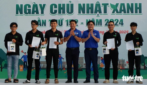 Hoa hậu Liên lục địa Lê Nguyễn Bảo Ngọc dọn rác Chủ nhật xanh- Ảnh 3. Trao quyết định công nhận Câu lạc bộ Sài Gòn xanh tập hợp những bạn trẻ yêu thích hoạt động bảo vệ môi trường thuộc Hội LHTN Việt Nam TP.HCM - Ảnh: K.ANH